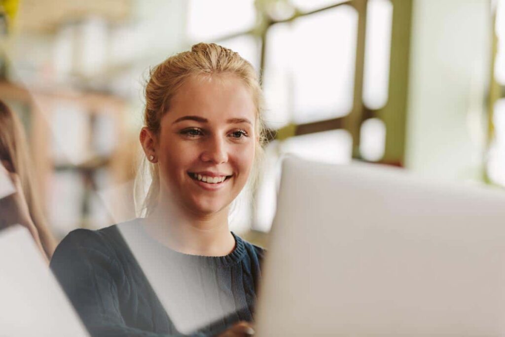 a teen researches how does virtual therapy work on a computer